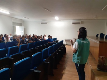 Palestra da educadora ambiental da Semmam para servidores da DNIT sobre resíduos sólidos