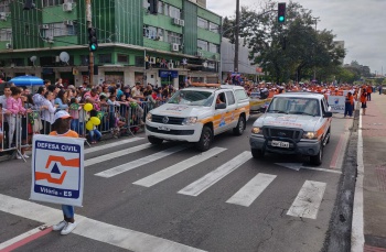 Voluntários Defesa Civil no desfile cívico militar de 7 de setembro