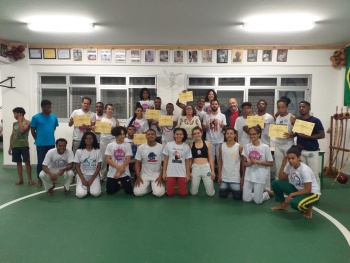 Alunos do Núcleo de Capoeira recebem certificado de produção de berimbau