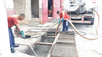 Desobstrução em grelha especial na rua Professora Maria Aciolina Pereira ao lado do Hortifruti Lima bairro cruzamento