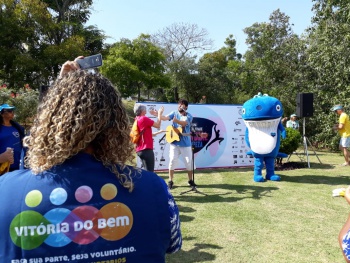 Voluntários do Vitória do Bem na Pracinha da Ilha do Frade no Dia Mundial de Limpeza