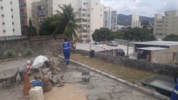 Recuperação de mureta e pavimentação em blokrets na Rua Chafic Murad no bairro Bento Ferreira