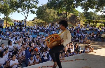 Apresentação da contadora de história Dana Oliver