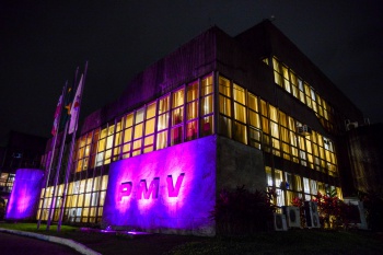 Outubro Rosa - Fachada da Prefeitura de Vitória com iluminação especial