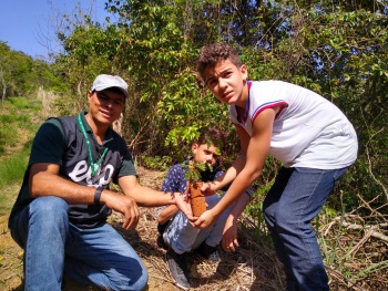 Estudantes fazem plantio de árvores no parque vale do mulembá