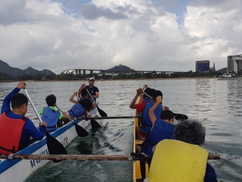 Alunos da rede municipal na canoa havaiana
