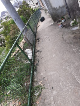 Reforma e pintura de alambrado com pintura e substituição de tela losangular ao longo da rampa Ilda Fernandes no bairro Consolação