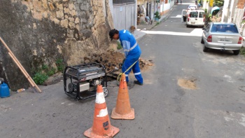 continuação de reparo em rede na Rua Silvio Soares no Bonfim