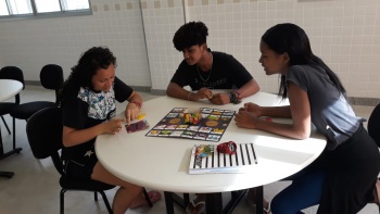 Crianças se divertem na Biblioteca do CEU