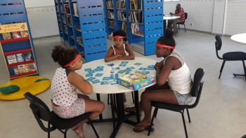 Crianças se divertem na Biblioteca do CEU
