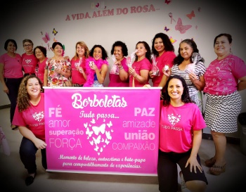 Voluntárias do projeto Borboletas e mulheres usuárias da US de Ilha das Caieiras em ação pelo Outubro Rosa