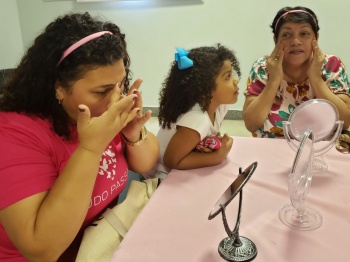 Oficina de beleza do projeto Borboletas na US de Ilha das Caieiras no Outubro Rosa