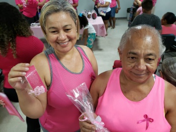 Rita Aparecida de Oliveira e a filha, Mariley, pacientes de câncer de mama, na oficina de beleza