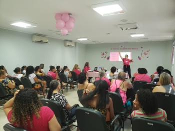 Iohana Kroehling faz palestra para cerca de 60 mulheres sobre prevenção do câncer de mama na US de ilha das Caieiras