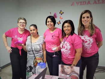 A secretária Cátia Lisboa e as voluntárias do Projeto Borboletas na US de Ilha das Caieiras no Outubro Rosa