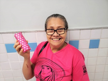 Maria da Penha Fraga ganhou um brinde na oficina de beleza na US Ilha das Caieiras no Outubro Rosa