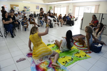 Apresentação de teatro sem áudio, pelos alunos do Curso de Libras