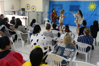 Apresentação de teatro sem áudio, pelos alunos do Curso de Libras