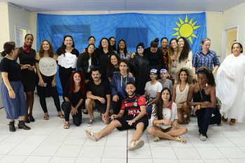 Apresentação de teatro sem áudio, pelos alunos do Curso de Libras