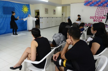 Apresentação de teatro sem áudio, pelos alunos do Curso de Libras