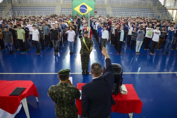 Jovens dispensados do serviço militar fazem juramento à bandeira em evento da Junta Militar da Prefeitura de Vitória