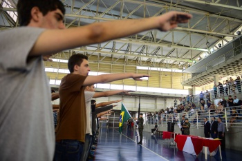 Jovens dispensados do serviço militar fazem juramento à bandeira em evento da Junta Militar da Prefeitura de Vitória