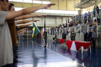 Jovens dispensados do serviço militar fazem juramento à bandeira em evento da Junta Militar da Prefeitura de Vitória