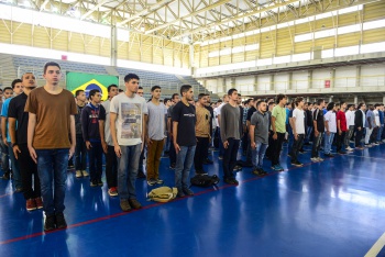Jovens dispensados do serviço militar fazem juramento à bandeira em evento da Junta Militar da Prefeitura de Vitória