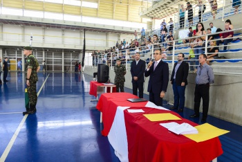 Jovens dispensados do serviço militar fazem juramento à bandeira em evento da Junta Militar da Prefeitura de Vitória