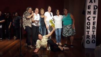 Grupo Revivendo a Vida, do CCTI de Aracruz, comemora o sucesso do Festival de Teatro do Idoso em Vitória