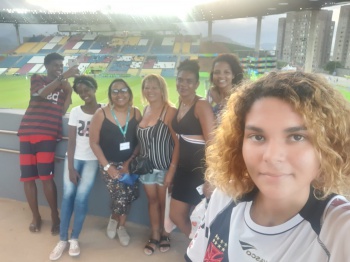 Sthéphanny Fausto e a torcida do Cras Jucutuquara na Copa do Mundo Sub 17