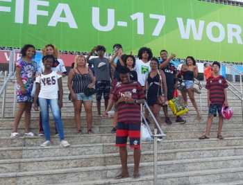 Projovem e torcida do Cras Jucutuquara na Copa do Mundo Sub 17 no Kleber Andrade