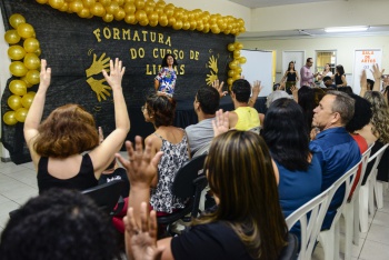 Professora de Libras sendo aplaudida na Formatura do curso no CRPD