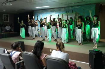 Apresentação dos participantes do Cajun Itararé na Mostra Cultural no auditório da Semcid