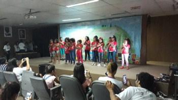 Apresentação dos participantes do Cajun Itararé na Mostra Cultural no auditório da Semcid