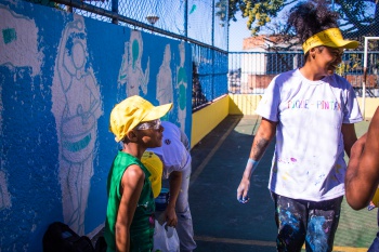 Crianças participam da obra Pique-Pintar do projeto A Arte é Nossa no Bairro do Quadro