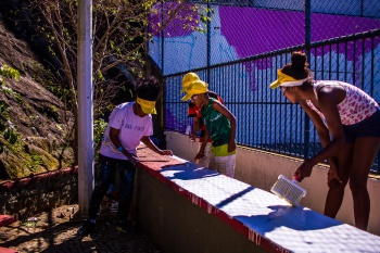 Crianças participam da obra Pique-Pintar do projeto A Arte é Nossa no Bairro do Quadro