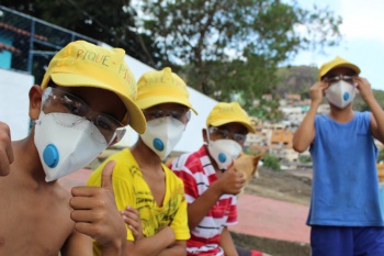 Vão Coletivo forneceu material de proteção para que as crianças participassem da pintura no Bairro do Quadro