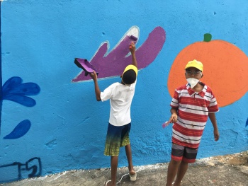 Crianças participam da obra Pique-Pintar do projeto A Arte é Nossa no Bairro do Quadro