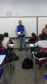 Técnico de segurança em conversa com alunos no Aristobulo