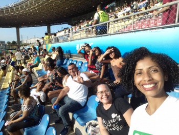 Natifa Beirão faz uma self com a turma do Cras Maruípe nos jogos da Copa do Mundo Sub 17