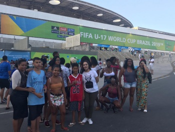 Turma do Cras Santa Martha na entrada do estádio Kleber Andrade nos jogos da Copa do Mundo Sub 17