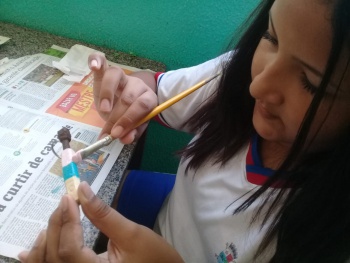 Criança produz mini casaca em oficina do Instrumentarte