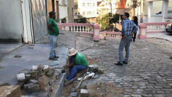 Operários fazem restauração de escadarias históricas no Centro de Vitória