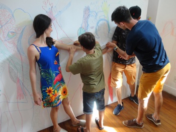 Visitantes participam da ação educativa Experiência_Silhueta