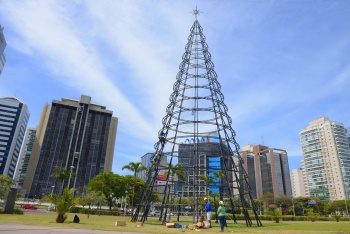 Montagem das árvores de Natal ,Praça do Papa e Jardim Camburi