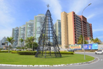 Montagem das árvores de Natal ,Praça do Papa e Jardim Camburi