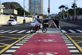 Ciclovia e caixa amarela na avenida Leitão da Silva