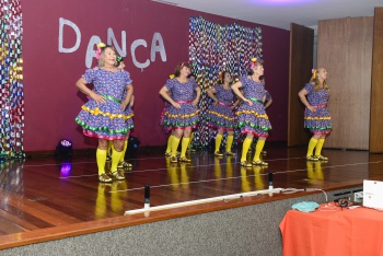 Encontro de dança de idosos no auditório da PMV