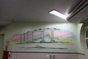Artista capixaba grafita as paredes do PA da Praia do Suá com imagens da Terceira Ponte e do Convento